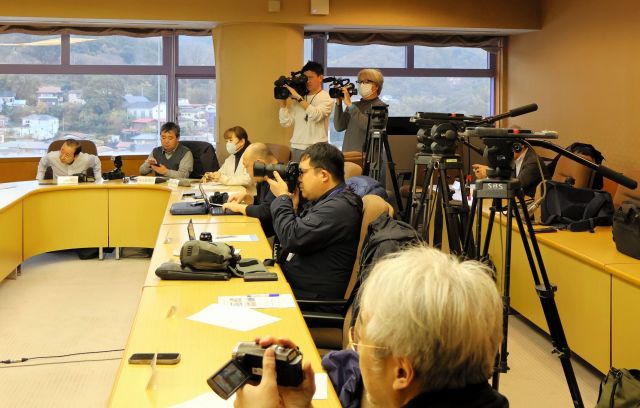 杉本憲也市長の初めての定例会見は、地元記者だけが出席し、以前の状態に戻った=2025年12月25日午前11時2分、静岡県伊東市役所、南島信也撮影