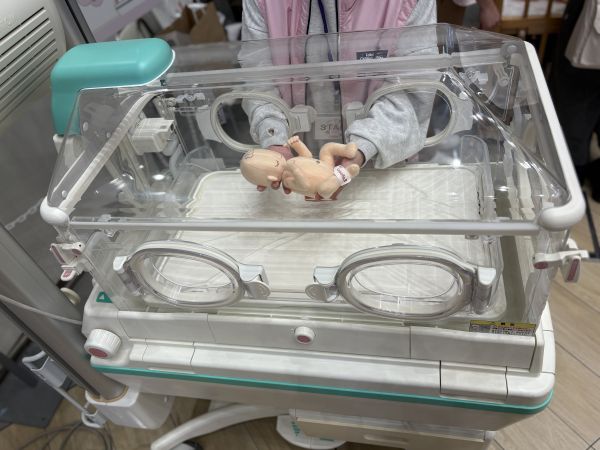 イベントで展示されていた保育器には、500g程度の赤ちゃんの人形が入れられていました
