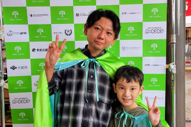 移植が必要な人たちを支援するNPO法人「トリオ・ジャパン」のイベントに参加し、移植を受けた男の子と並んで写真に写る横山由宇人さん。自身も5歳の時に心臓移植を受けました＝由宇人さんの父・慎也さん提供