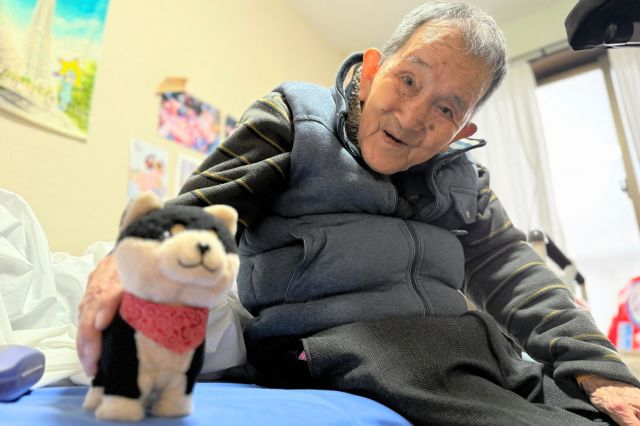 「歩くやろ」「偉いんよ」と「ごんた」を見せる福田さん=2025年12月4日