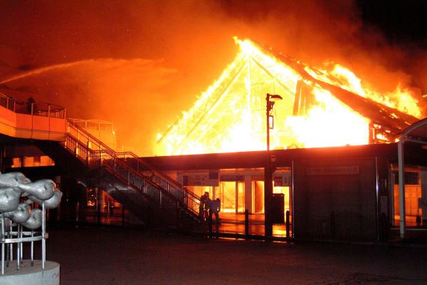 燃えるJR下関駅。けが人はなかった=2006年1月7日午前3時8分
