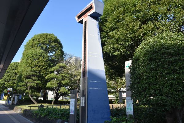 江東区役所前の荒川水位表示塔