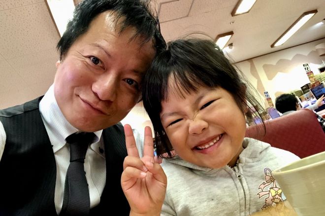 5歳のくーちゃんを亡くし、臓器提供を決断した経験を発信している父の三浦拓さん（左）。「前を向けた家族がいることを知ってほしい」と活動を続けています