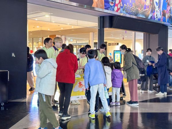 知的障害や発達障害のある子どもたちやその家族にも映画を楽しんでもらおうと開かれた上映会＝主催者提供