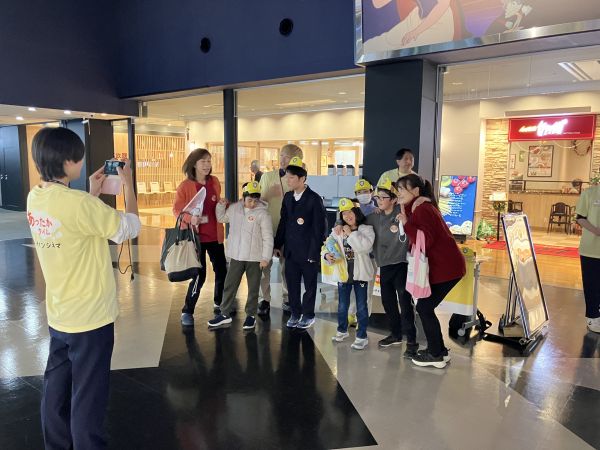 知的障害や発達障害のある子どもたちやその家族にも映画を楽しんでもらおうと開かれた上映会＝主催者提供