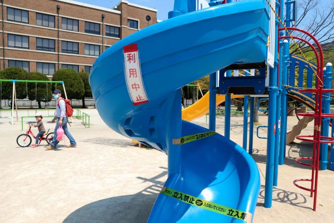 公園の遊具は使用中止となり、親子連れらは周辺で遊んでいた＝2020年4月25日、福岡市中央区、吉本美奈子撮影