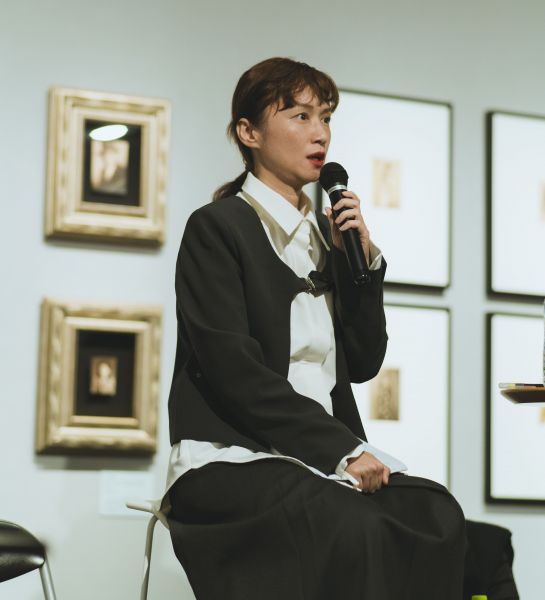 祖父について語る彭雅倫さん