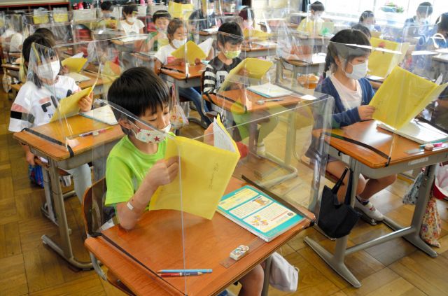 学習机にパーテーションを設置して授業を受ける子どもたち＝2020年6月、日立市