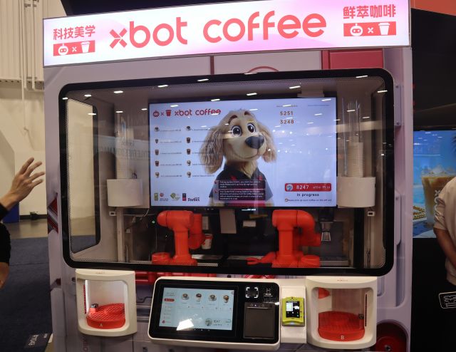 手前のタッチスクリーンで注文します