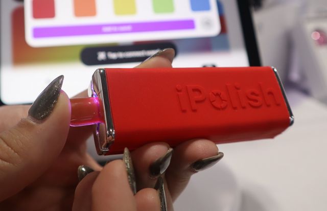 ネイルの色が変わる様子を実演してもらいました