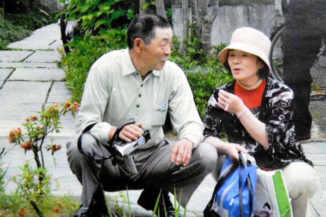 能登半島地震で妻を亡くした則貞武夫さんの「一番好きな写真」。妻・あき子さんと外出先での何げない場面です=武夫さん提供