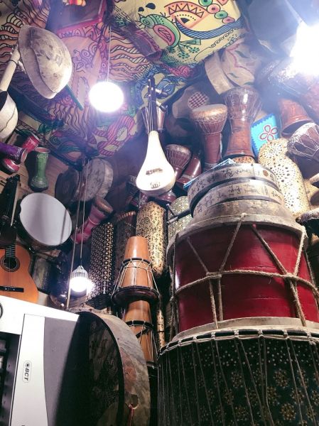 音楽があふれる街。市場の楽器やさん
