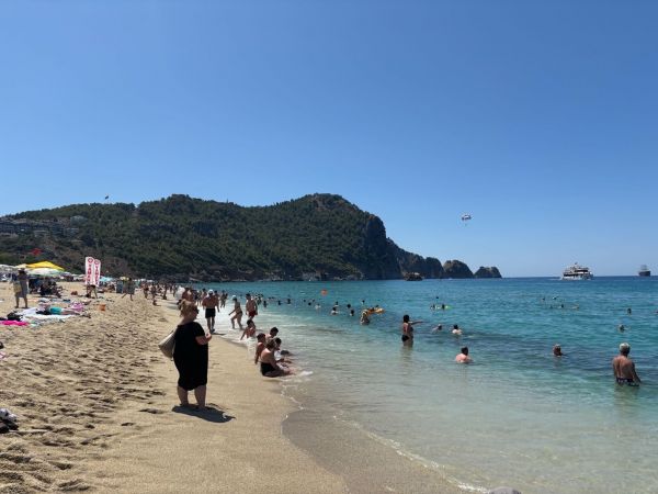 波打ち際で親子が遊んでいる