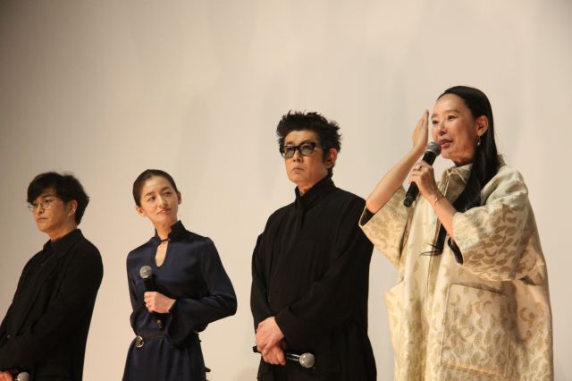 プレミア上映会の舞台挨拶で話す河瀬直美監督（右から）、永瀬正敏さん、尾野真千子さん、北村一輝さん