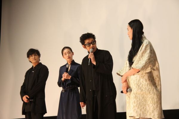 映画「たしかにあった幻」の舞台挨拶で語り合う河瀬直美監督と俳優陣