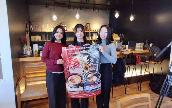 ハラルフレンドリーラーメンをＰＲする学生たち