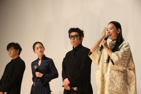 映画「たしかにあった幻」の舞台挨拶で語り合う河瀬直美監督と俳優陣
