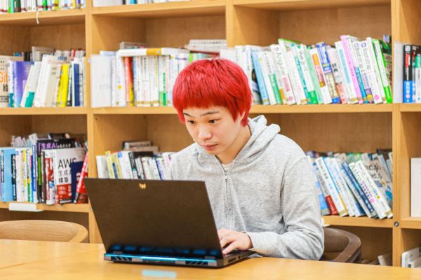 職場で仕事をするジンバさん＝本人提供