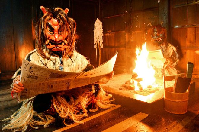 なまはげがかっこよく新聞読む＝秋田県男鹿市の男鹿真山伝承館