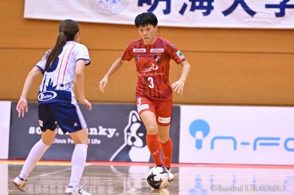 ENEOSウイングで正社員として働きながらフットサル選手として活動する江口未珂さん＝Bardral URAYASU提供