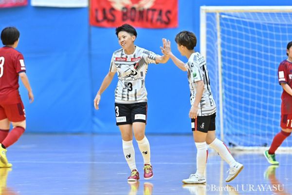 ENEOSウイングで正社員として働きながらフットサル選手として活動する江口未珂さん＝Bardral URAYASU提供