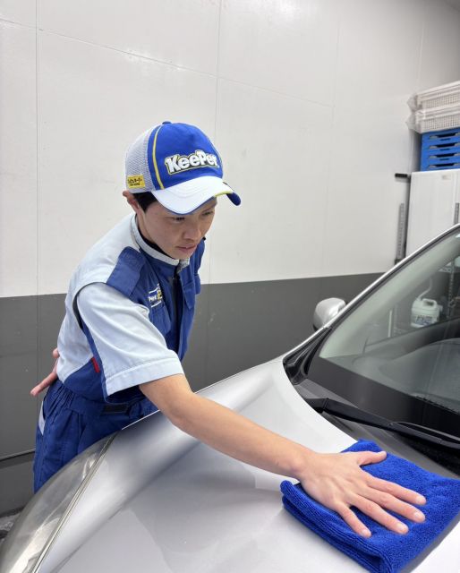 カーコーティングをする江口未珂さん＝本人提供