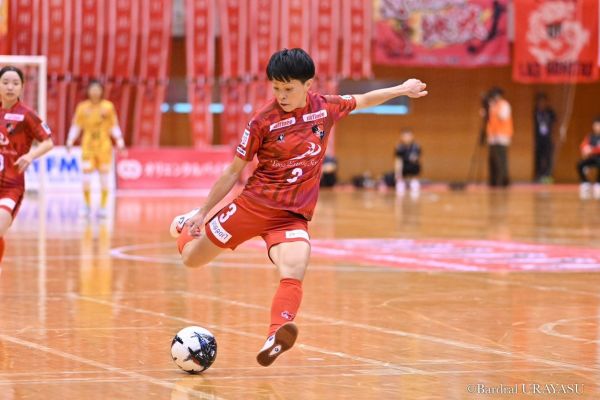 ENEOSウイングで正社員として働きながらフットサル選手として活動する江口未珂さん＝Bardral URAYASU提供