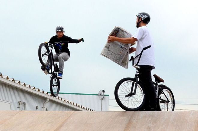 こんなエクストリームな新聞の読み方があってもいいのでは